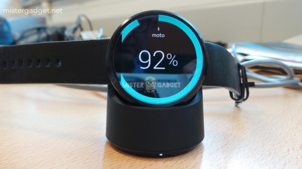 Moto 360 智能手錶實物曝光 採用無線充電技術