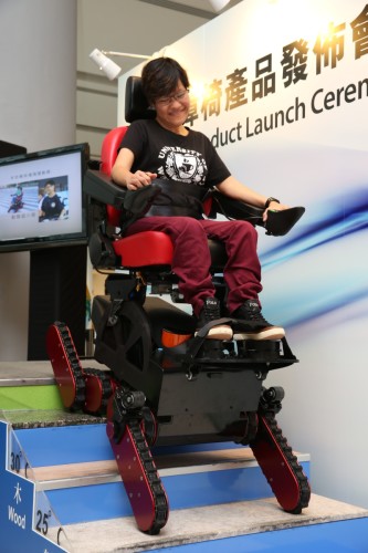 香港原創！自動爬梯電動輪椅登場