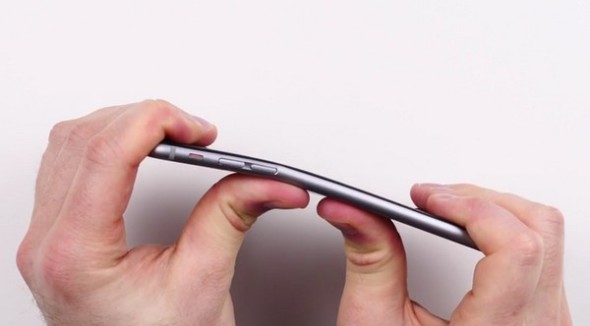 iPhone6 Plus 脆弱性測試：徒手一拗就彎！