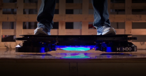 科幻變現實！Hendo Hoverboards 懸浮滑板可離地面 1 吋滑行