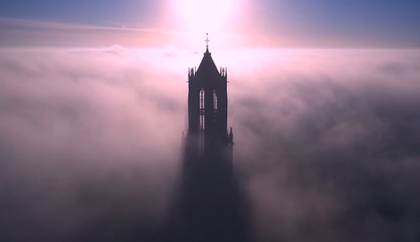 用航拍無人機拍攝直達雲海之上的教堂