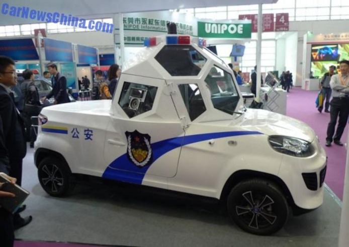奇形怪車  大陸新款警車科幻感爆燈