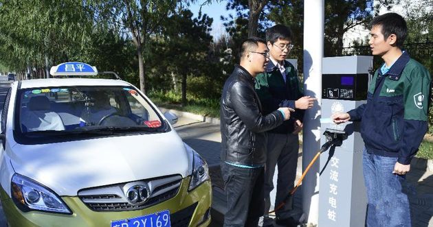 北京測試路燈改裝變電動車充電站