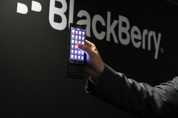 學 Galaxy S6 Edge？BlackBerry 神秘新機展現雙曲面螢幕