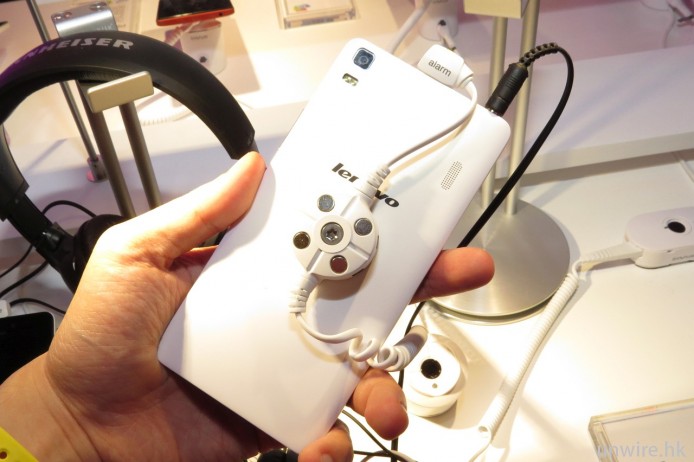 機背採用磨砂面塑膠物料製造。