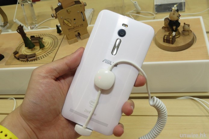 機背採用拋光打磨塑膠外殼。