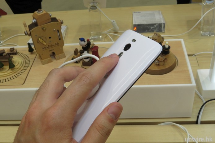 音量鍵位於機背鏡頭下方，操控手感真係同 LG G 系有啲相似。