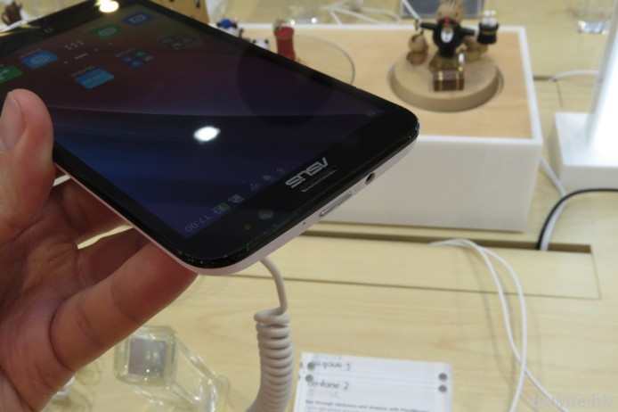 而開關鍵就位於機頂，同 LG G 系機款設於機背有啲唔同。
