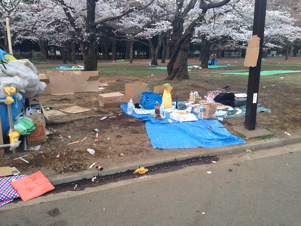 賞櫻後留垃圾，代代木公園、京都神社慘變垃圾場