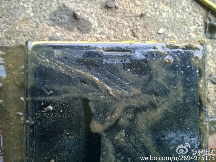 仲勁過防水手機？！Lumia 1520 水中浸過年拿上來仲用得？！