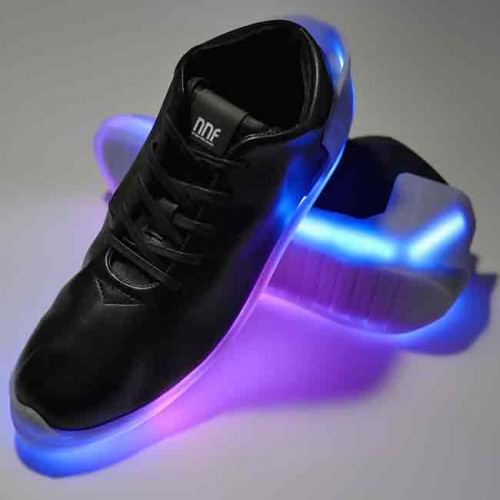 日本設計手機操控   最新 Orphe 智能 LED 波鞋