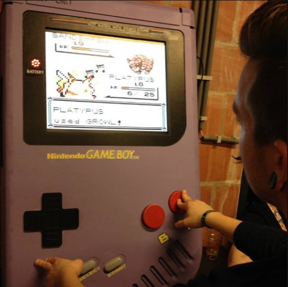 自製巨型 Game Boy 玩 Pokemon
