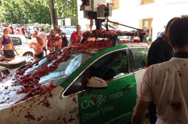 誤入西班牙蕃茄節    Google 街景車嚴重損毀