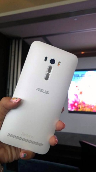 Asus 推出自拍手機 Zenfone Selfie 及 4GB RAM 的 Zenfone 2 Deluxe！$1,999 有交易！