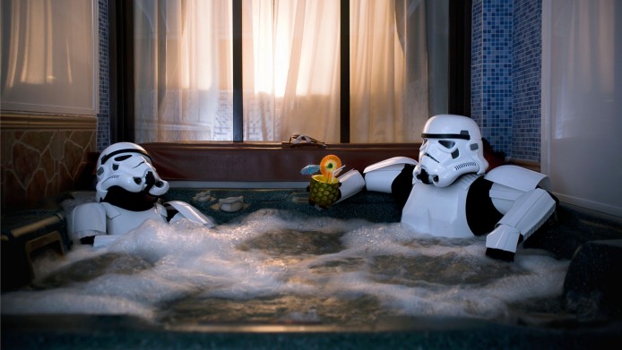 PAY-Two-Stormtroopers-relax-in-a-hot-tub