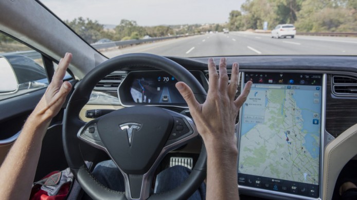 車主片段實證   Tesla 自動駕駛不能取代人手