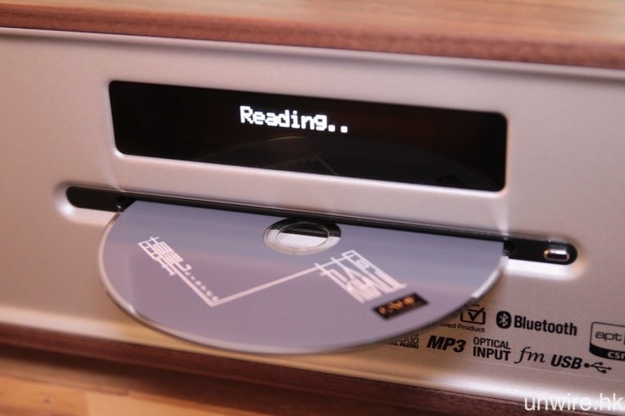 內置吸入式 CD 碟盤。