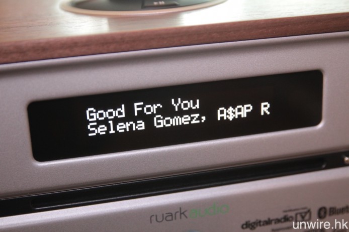 支援 aptX 藍牙解碼,無線播放時能夠顯示歌曲名稱、歌手等資訊。