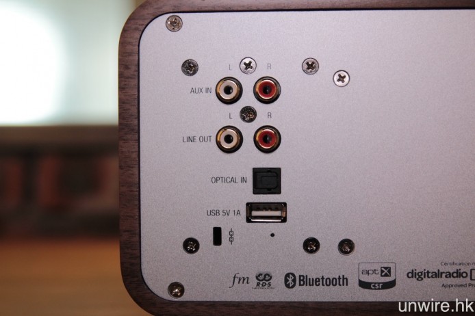 機背還設有光纖、USB、RCA Audio 等輸入端子。