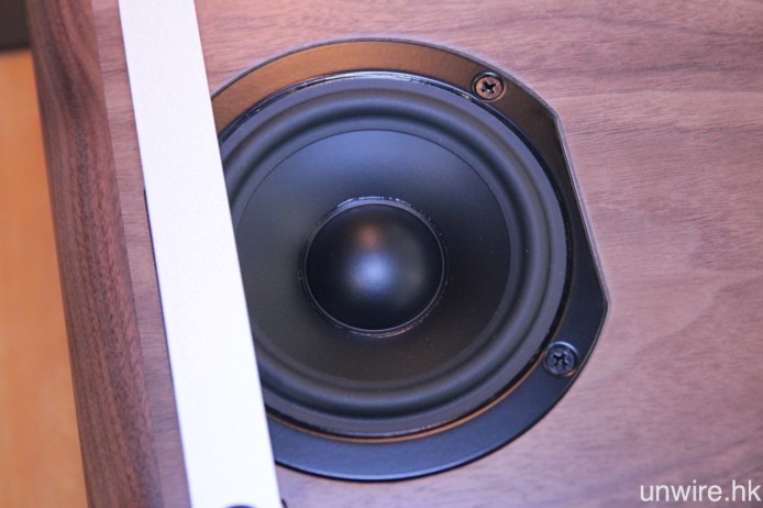 5 吋低音單元則設於機底位置。