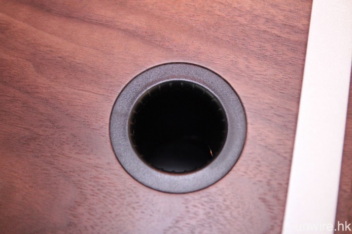 在機底另一邊則有低音反射孔,用以加強低頻延伸。