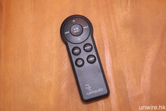 合乎人體工學設計的遙控器。