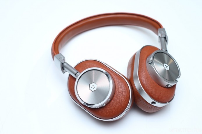 除銀棕色之外,MW60 還提供青銅黑色機身選擇。