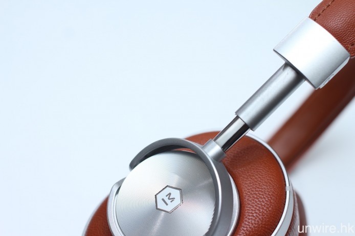 此機外殼以鍛造鋁材製成,並削上同心圓紋理作修飾,至於支架則用上不銹鋼。