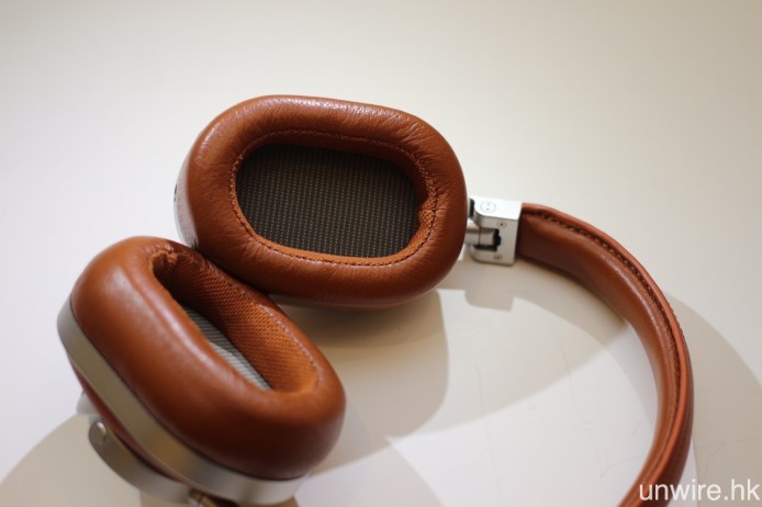 頭帶以外牛皮內羊皮包裹不鏽鋼支架,配合特厚皮革耳墊,加強佩戴舒適度。