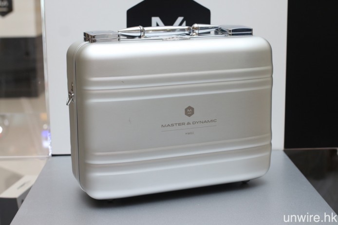 Master & Dynamic 亦將會聯同美國行李箱品牌 Zero Halliburton,推出 MW60 別注限量版,附設一個專為該耳筒而設的金屬保護箱。