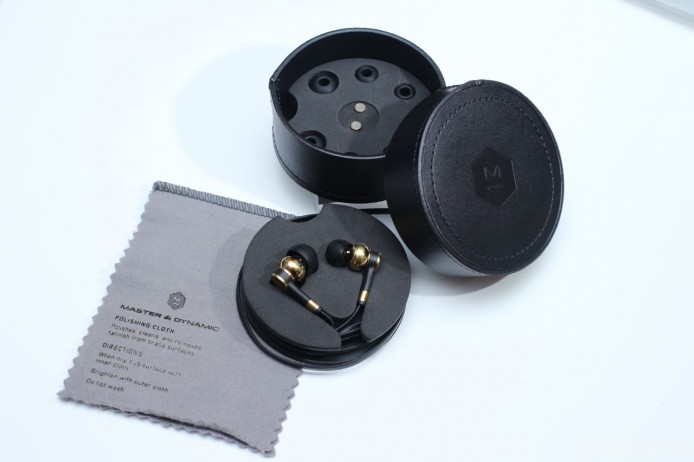 隨機附送真皮便攜盒、4 對不同尺寸的矽膠耳塞、一對備用濾管及清潔抹布,後者內設專為黃銅而設的研磨材質,可令 ME05 的機身保持光滑。