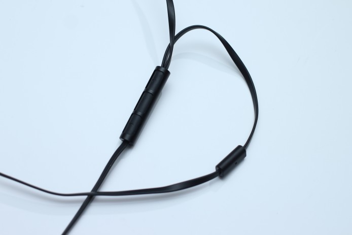 其三鍵式線控及免提咪高峰分開置放,有效加強通話清晰度。