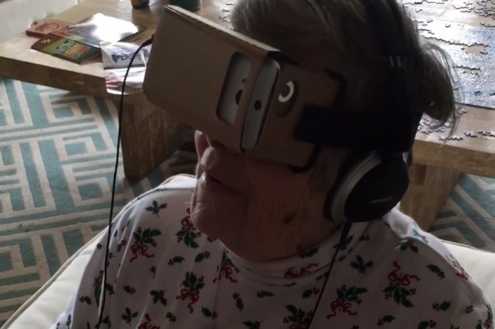 勁 High！婆婆第一次試用 VR 眼罩
