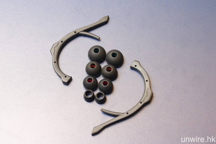 以及 8 對不同尺寸的 Bliss 3.0 矽膠耳塞,1 對 ActiveFlex 可拆式耳掛則方便用戶在運動時使用。