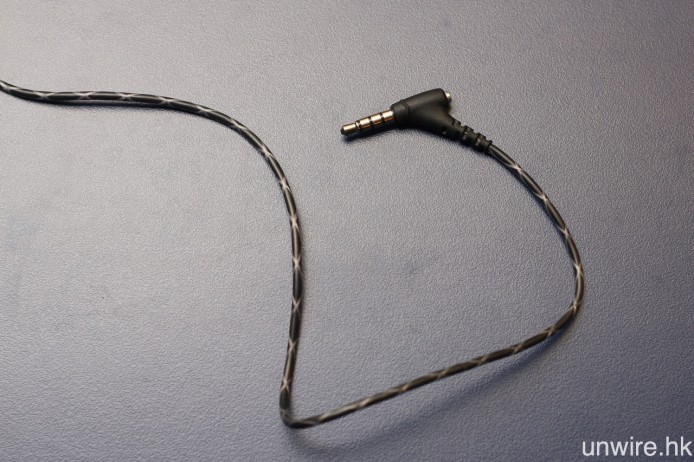 線材以防彈纖維 Kevlar 製成,而 45 度傾斜式插頭則經過 24K 鍍金處理。