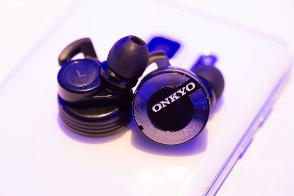 又黎真。無線！Onkyo 公開 W800BT 無線藍牙耳機