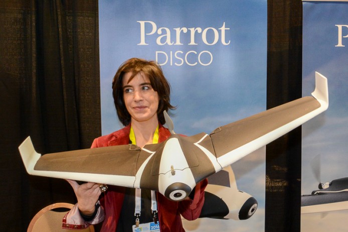 新手都唔怕！飛機造型 Parrot Disco 航拍機輕盈登場