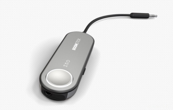 機身就設有 3.5mm mini jack 公母頭各一,以及一個「Boom」聲音強化按鍵。