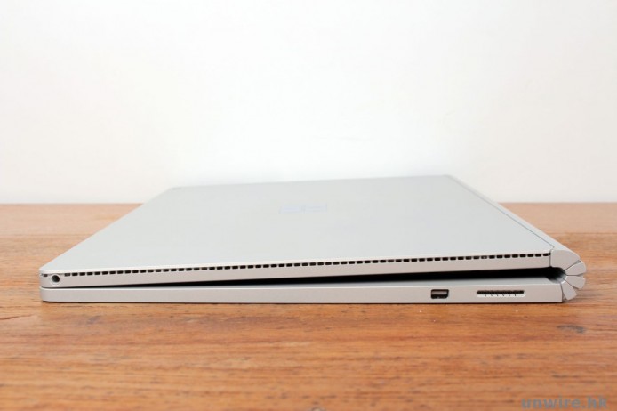 Surface Book 端子都算齊全,左側有 2 個 USB 3.0 插槽及 SD 讀卡器,右邊有 Mini DisplayPort 輸出熒幕顯示。不過大家要留意,所有端子均是位於鍵盤座,而不是在平板上,如果只是帶平板外出用,似乎就唔太夠用。