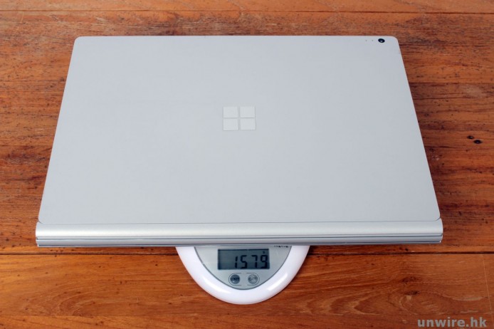 Surface Book平板連鍵盤座,成部機重量成 1.579kg......