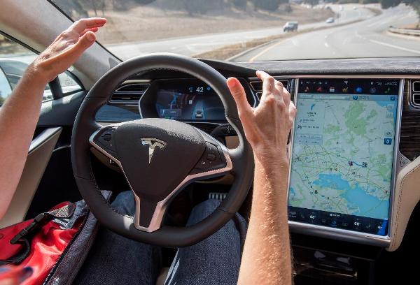 運輸署終於批准！Tesla Autopilot 自動駕駛功能已可在香港使用