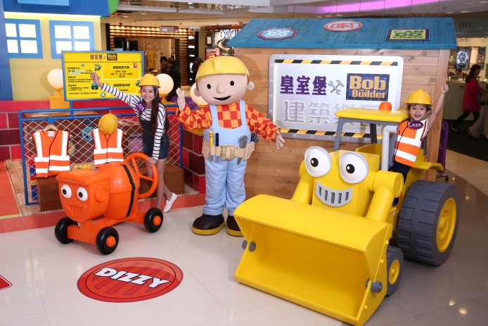 8. 黃色挖泥車Scoop與橙色水泥車Dizzy在小木屋前與大家打招呼