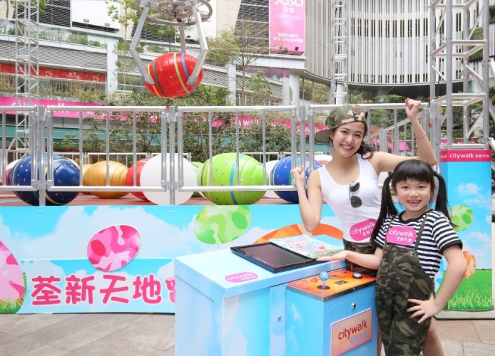 全港首創9米高巨型體感夾蛋機2