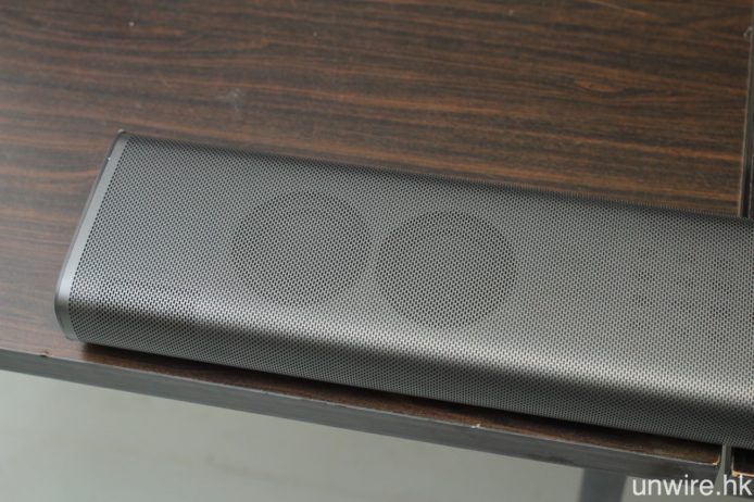 外接主機亦同時是 SoundBar 喇叭，左右兩邊頂部設有一對 2.5 吋中低音單元。