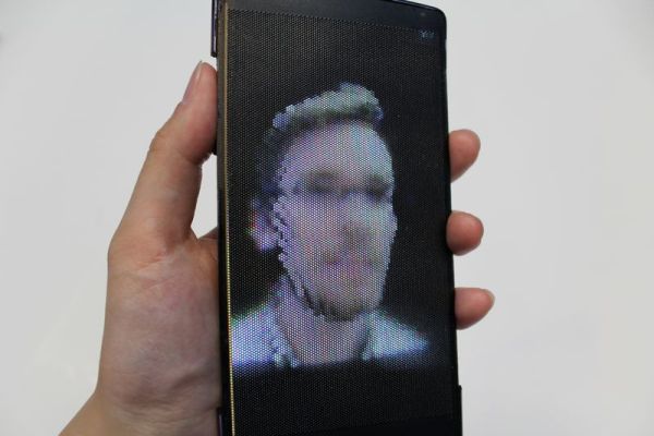 屈芒 + 祼眼 3D ！HoloFlex 未來手機熒幕示範