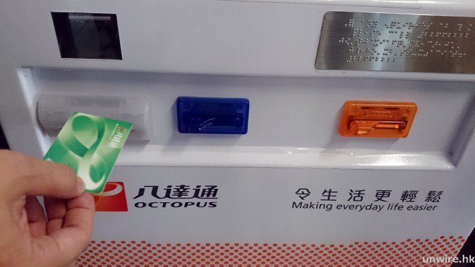 ▲將舊卡放入藍色卡槽就會正式 Bye Bye 了。