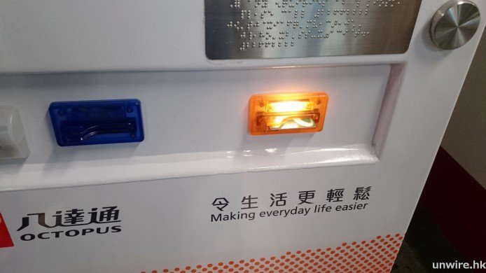 ▲在黃色卡槽將會立即提供新卡。