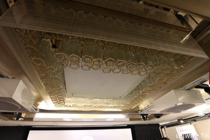 為防止天花的水晶掛燈因環繞聲而震動,AV Consultant 用上橡筋繞著每支水晶燈。