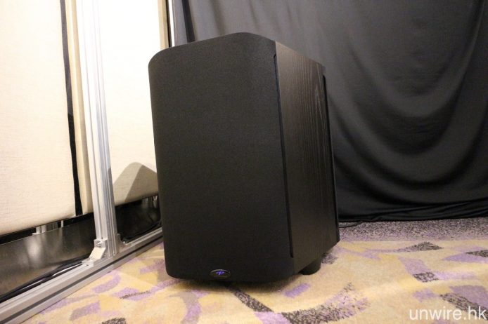 另一超低音喇叭則置放於房間後方,為 Paradigm Sub 2。