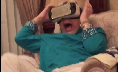 心都離一離！老婆婆 VR 初體驗嚇到手揗腳震